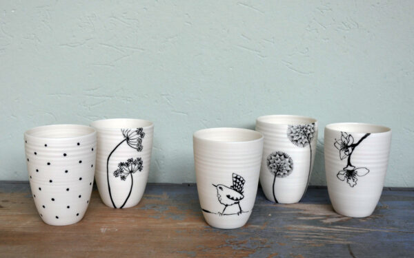 Gedrehte Porzellanbecher, handbemalt