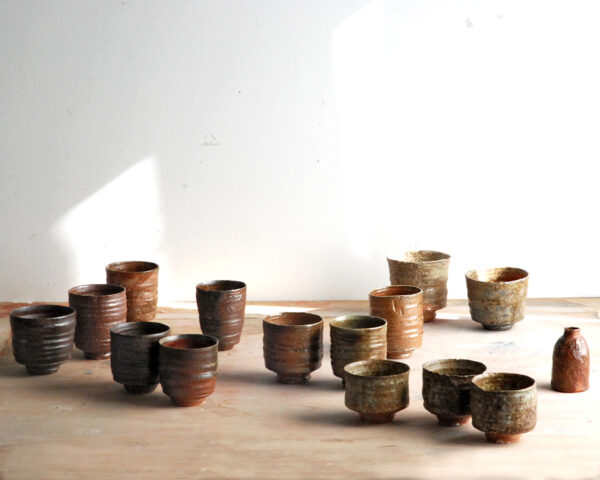 Teeschalen und kleine Flasche